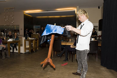 Adrian Dröge von Power of Magic lässt beim Magic Dinner Tische schweben