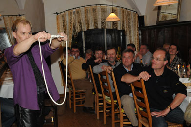 Adrian Dröge von Power of Magic lässt beim Magic Dinner